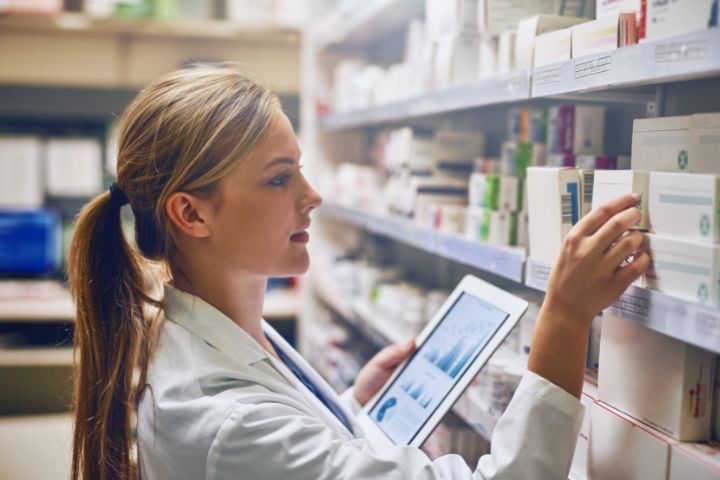 where do pharmacy technicians work