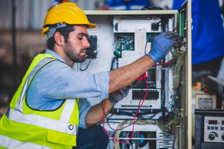 electrician vs electrical technician